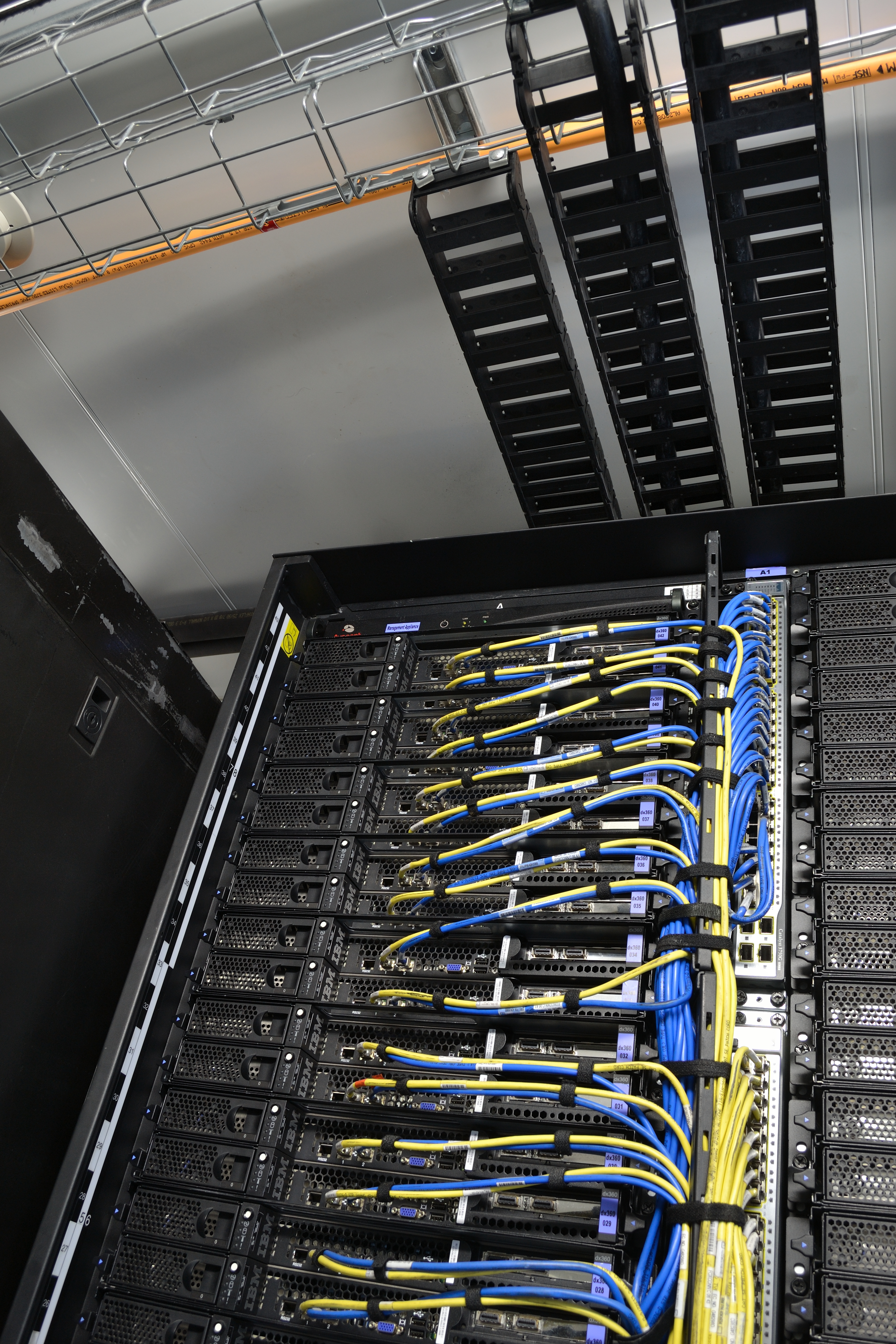 Ảnh phòng máy chủ với tủ rack và dây mạng, hoặc kỹ sư đang xem code trên màn hình trong văn phòng doanh nghiệp.