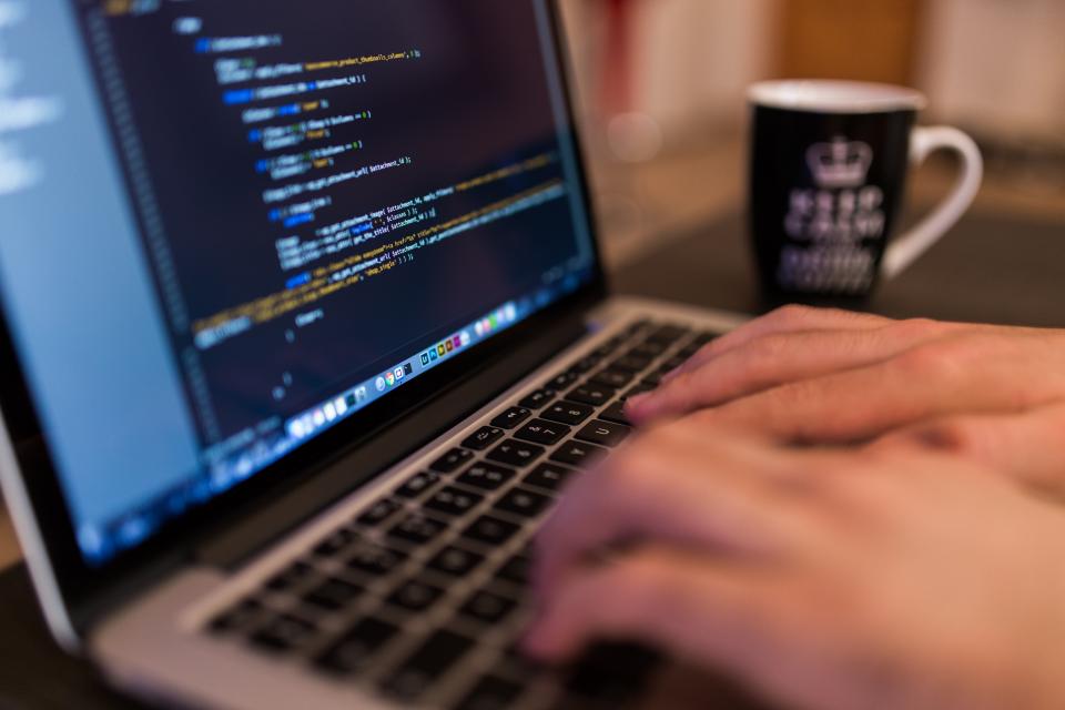 Ảnh kỹ sư ngồi trước laptop đang viết code, hoặc hai người trao đổi bên bảng trắng trong văn phòng, gợi không khí buổi phỏng vấn kỹ thuật.